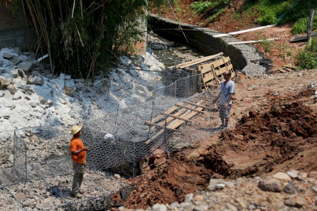Após 98 dias, seguem as obras na cratera da Avenida Presidente Vargas