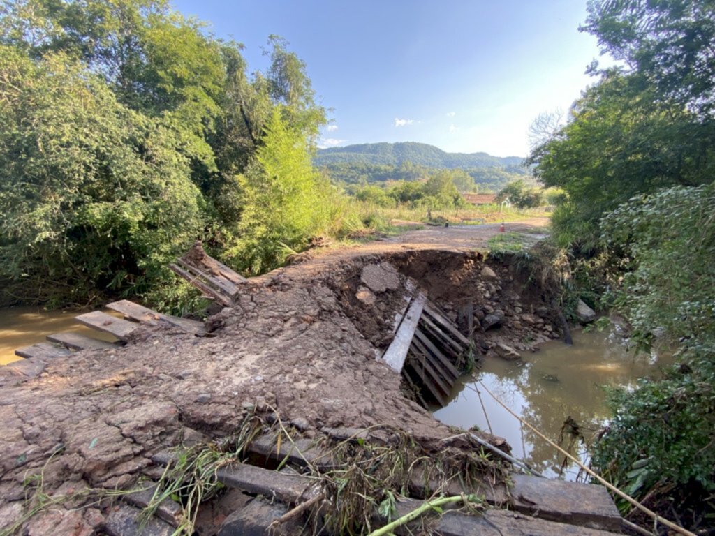 título imagem Forte chuva derruba ponte em Faxinal do Soturno