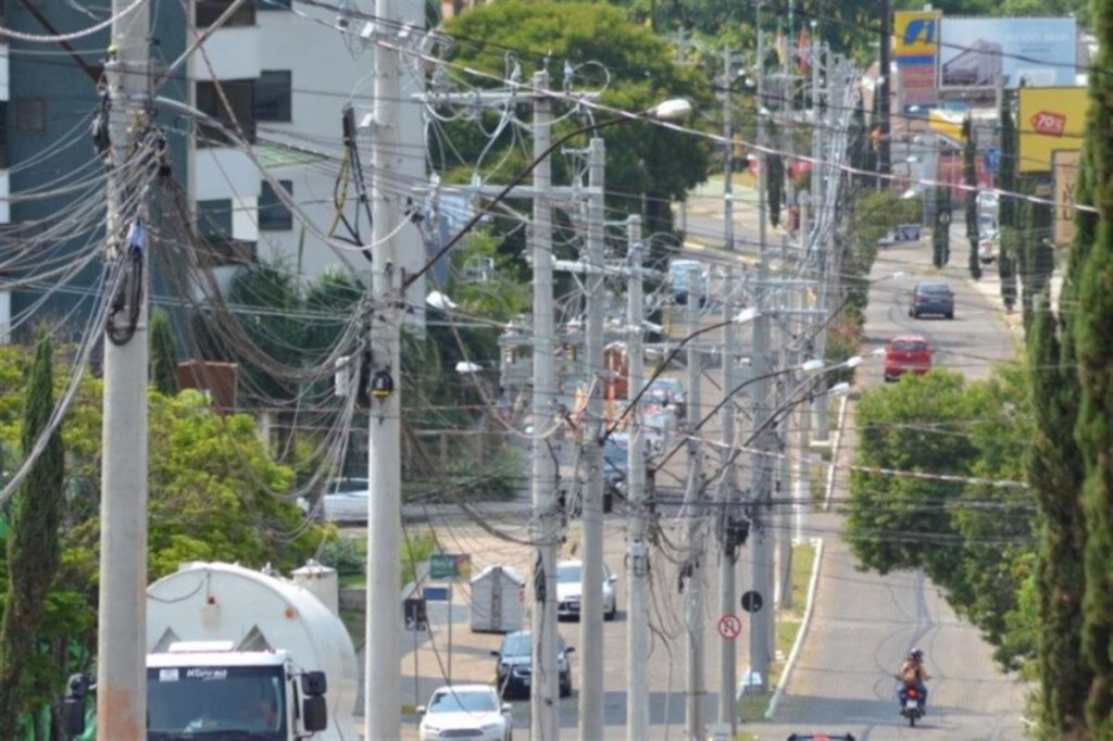 Retirada de fios em desuso será feita na Avenida Fernando Ferrari
