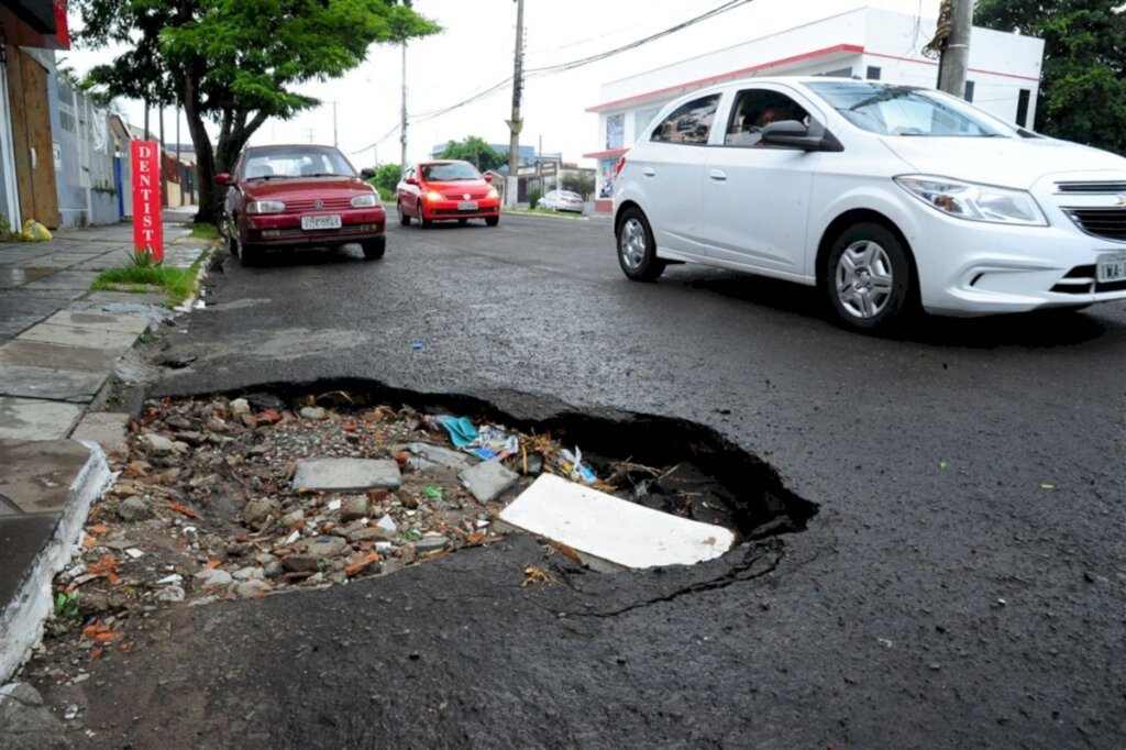 VÍDEO: buracos preocupam moradores do Bairro Tancredo Neves