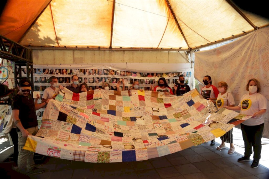 Familiares e sobreviventes da Kiss retornam para a Santa Maria depois do júri