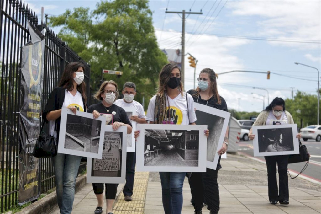 Foto: Pedro Piegas (Diário) - Ação com as fotos da Kiss aconteceu em frente ao Foto Central