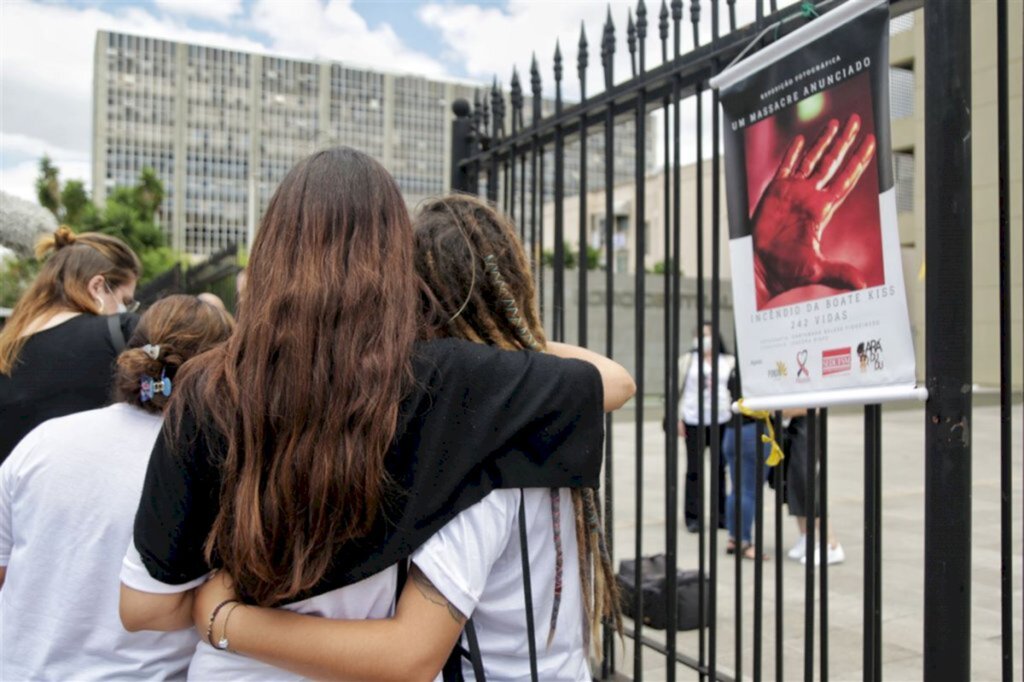 Fé, Schirmer e fotos: os bastidores do oitavo dia do júri da Kiss