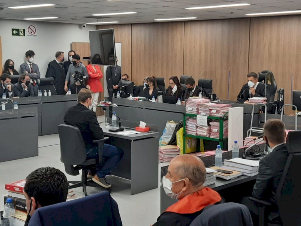 Interrogatório de Elissandro tem 2 horas e meia, e oitavo dia de júri é encerrado