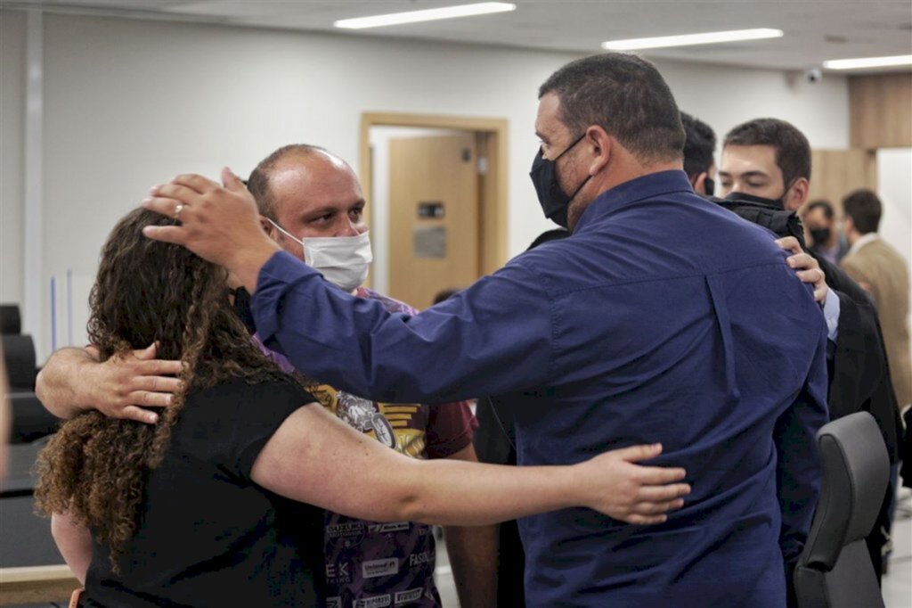Pedro Piegas (Diário) - Durante o intervalo entre os depoimentos, os réus Luciano e Marcelo, e a filha de Marcelo, se abraçam em plenário