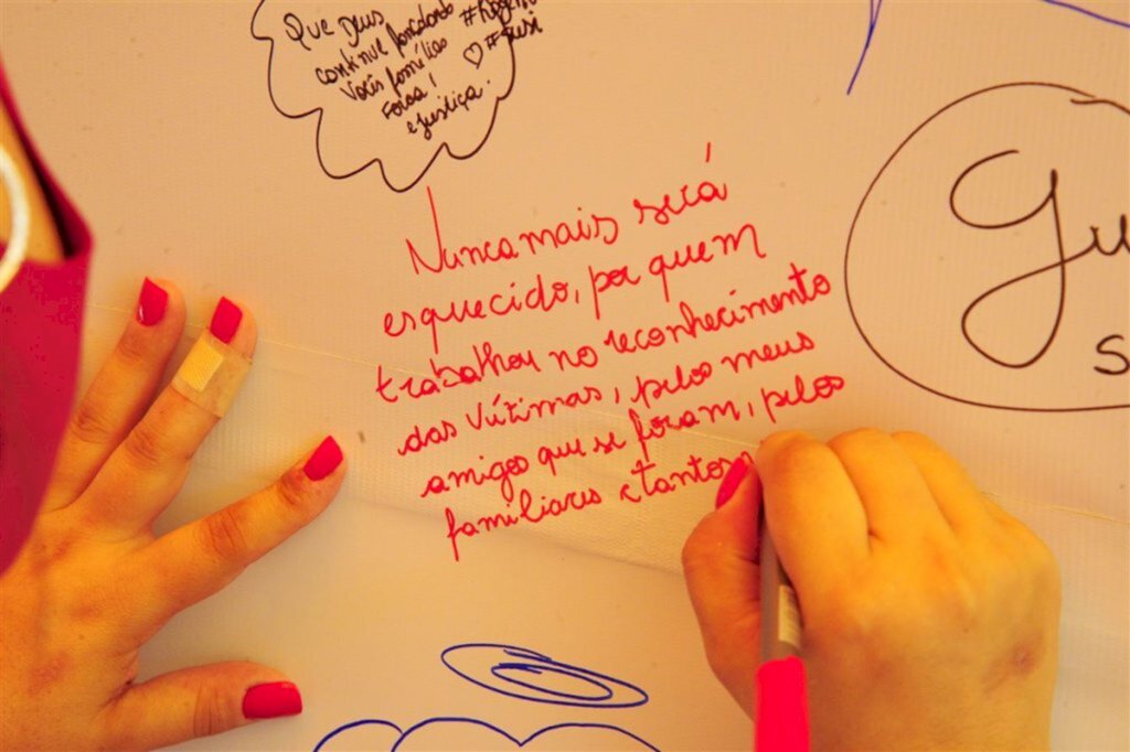 FOTOS: em menos de três dias, banner em branco é preenchido com mensagens a vítimas da Kiss