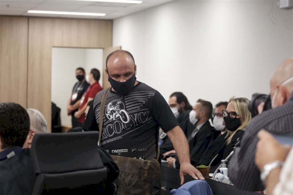 Réus chegam para o júri da Kiss, e um deles passa mal