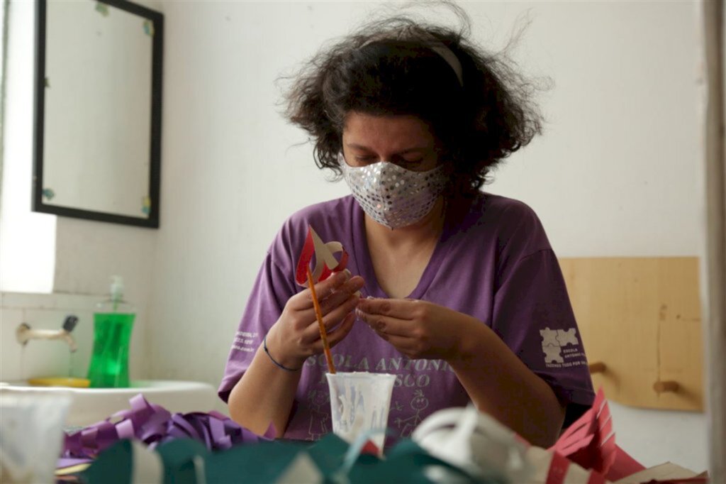 Crianças e adolescentes aguardam pelos desejos escritos nas cartinhas de Natal