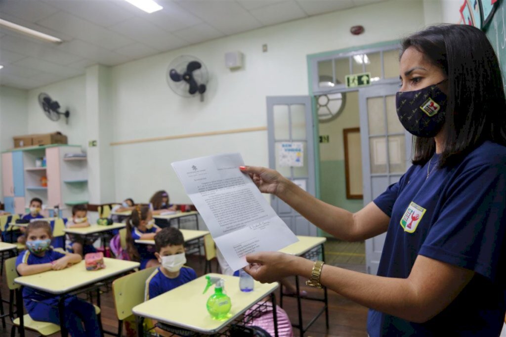 Alunos do Colégio Sant'Anna recebem carta do papa Francisco