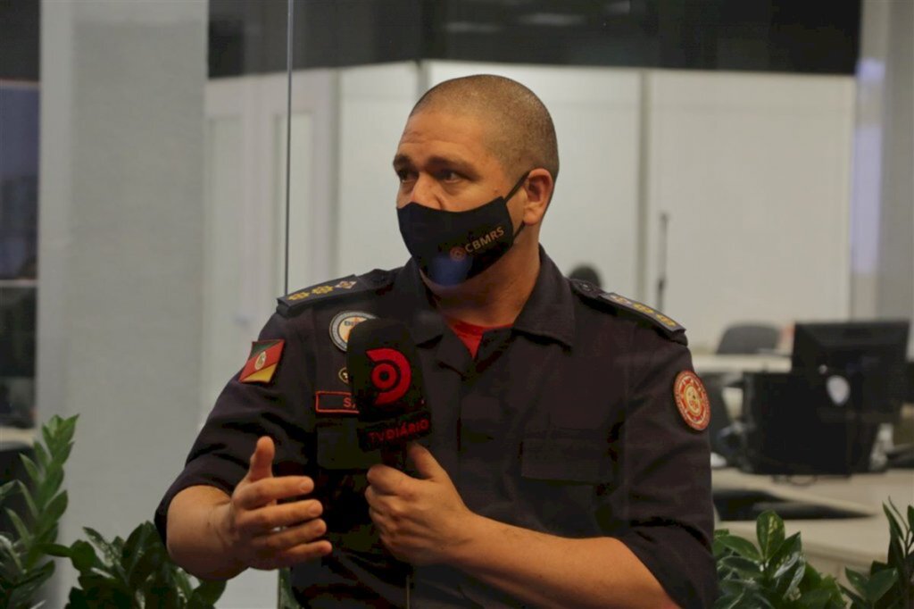 Comandante dos Bombeiros orienta a forma correta de realizar um salvamento de afogamento