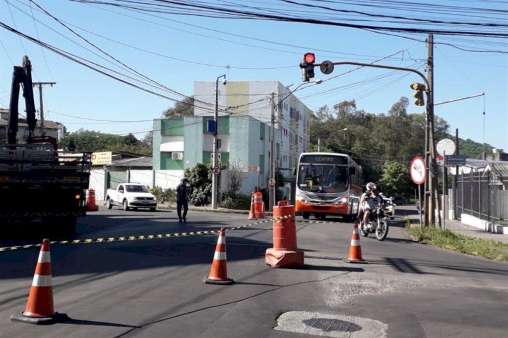 Trânsito tem bloqueio no Bairro Nossa Senhora de Lourdes