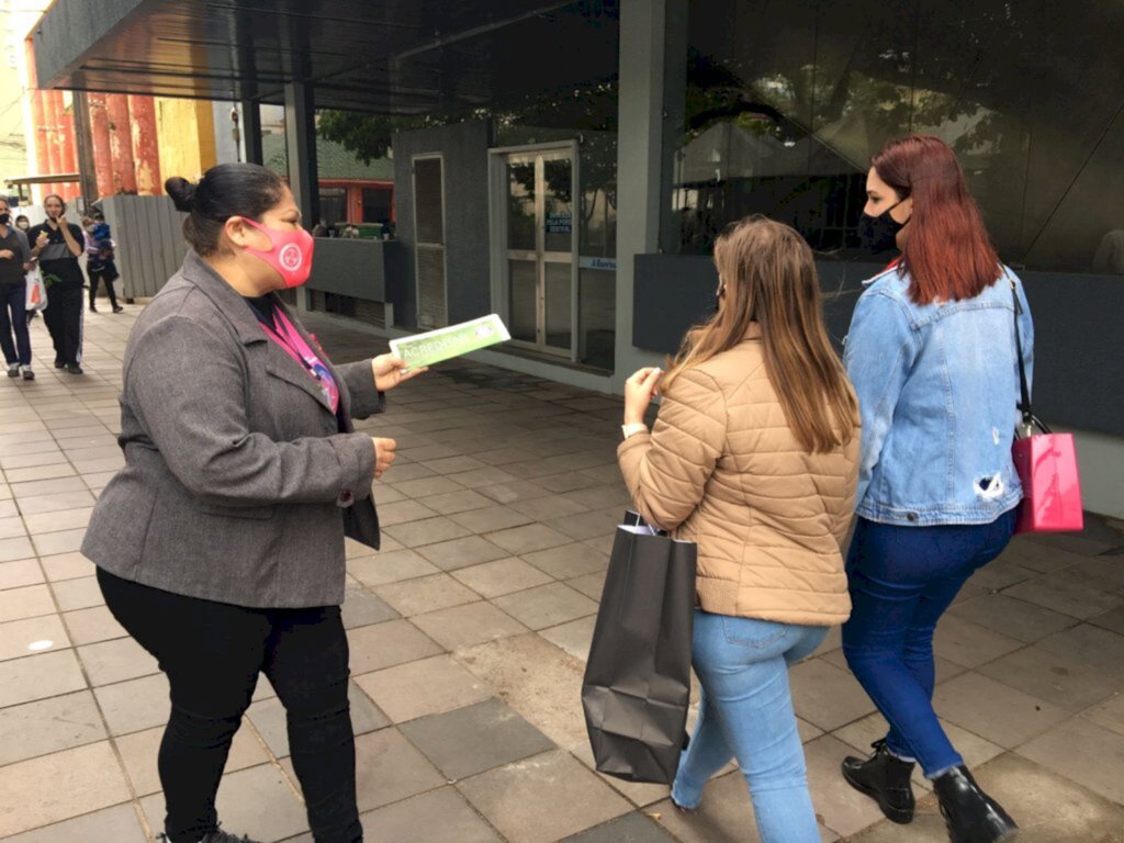 Entidades realizam ação informativa sobre o câncer de mama na Praça Saldanha Marinho