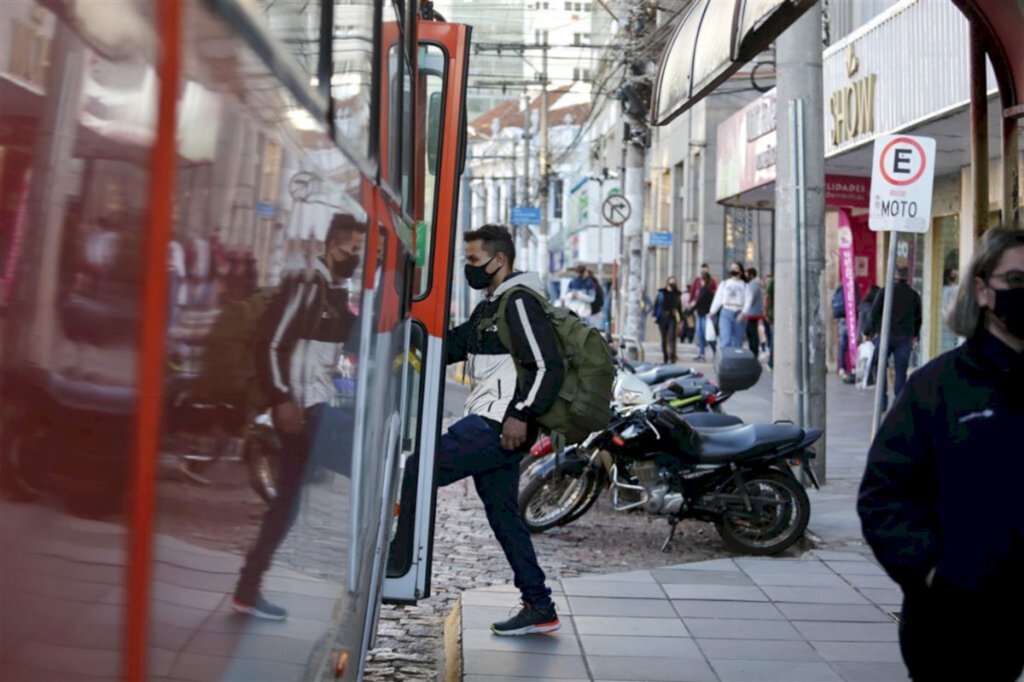 Estudo vai testar ônibus no sentido oposto na Rua do Acampamento