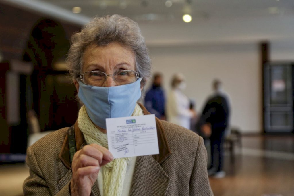 Ação de terceira dose para idosos acima de 85 anos tem 892 doses aplicadas