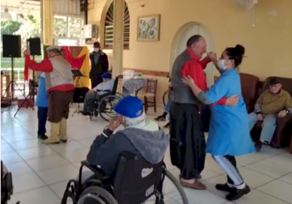 Com mateada e churrasco, idosos do Lar Itagiba comemoram a Semana Farroupilha