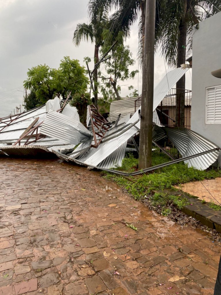 Chuva e granizo deixam casas destelhadas e derrubam árvores na região