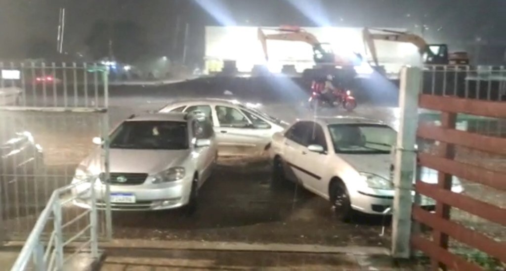 Santa Maria tem pelo menos oito pontos de alagamento e mais de 51 casas destelhadas