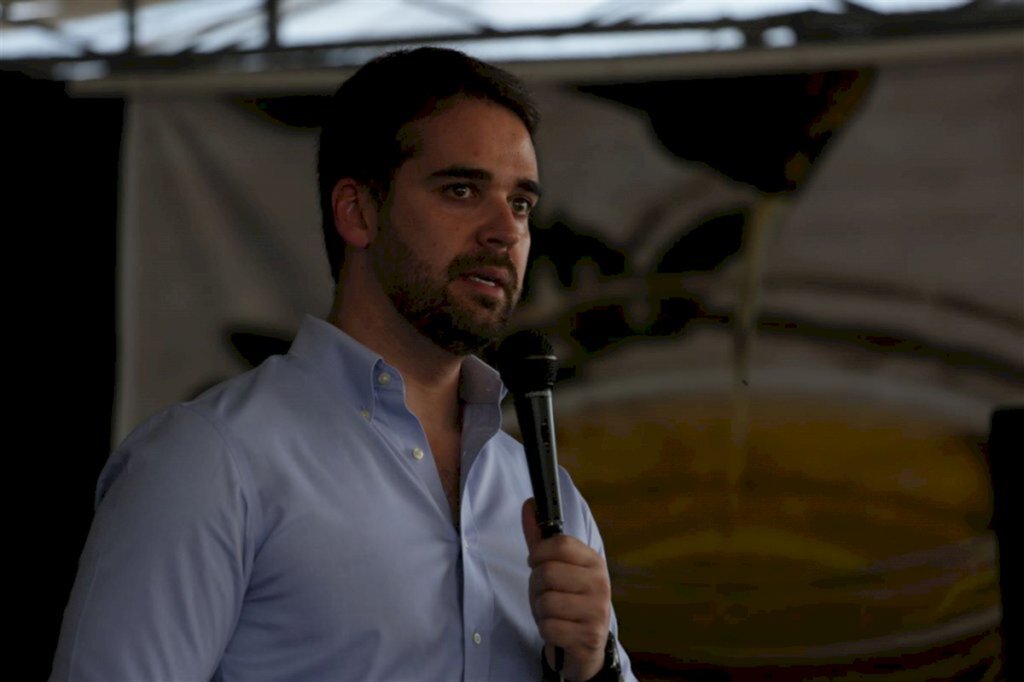 'Quero construir algo que tire o Brasil da polarização', afirma Leite na estreia da Rádio CDN