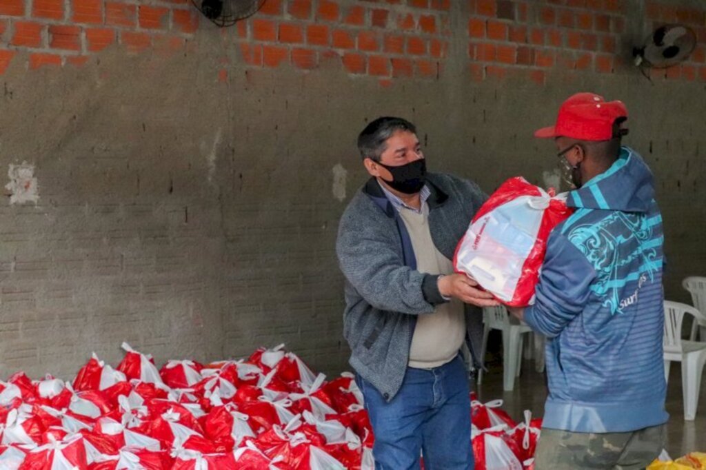 Para comemorar 4 anos do Banco de Alimentos, refeições e cestas básicas são distribuídas