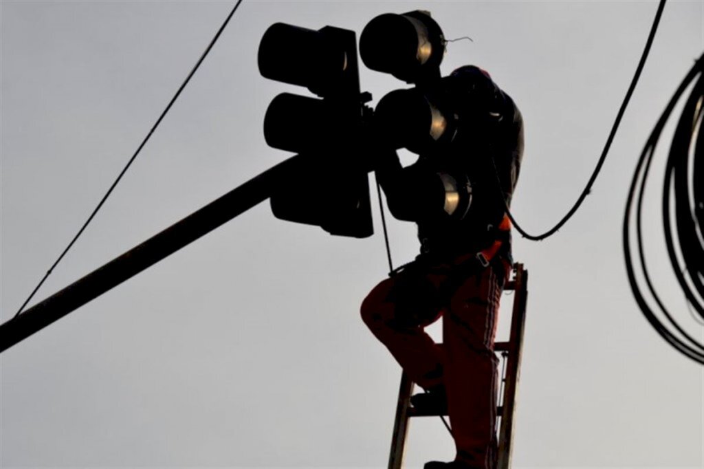 Manutenção de semáforo causa alteração no trânsito em cruzamento do Centro