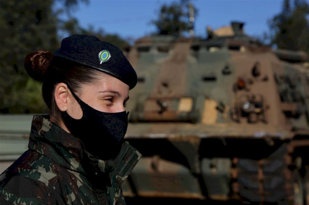 Cadete da Aman é a primeira militar a comandar uma linha de tiro no 4º Batalhão Logístico