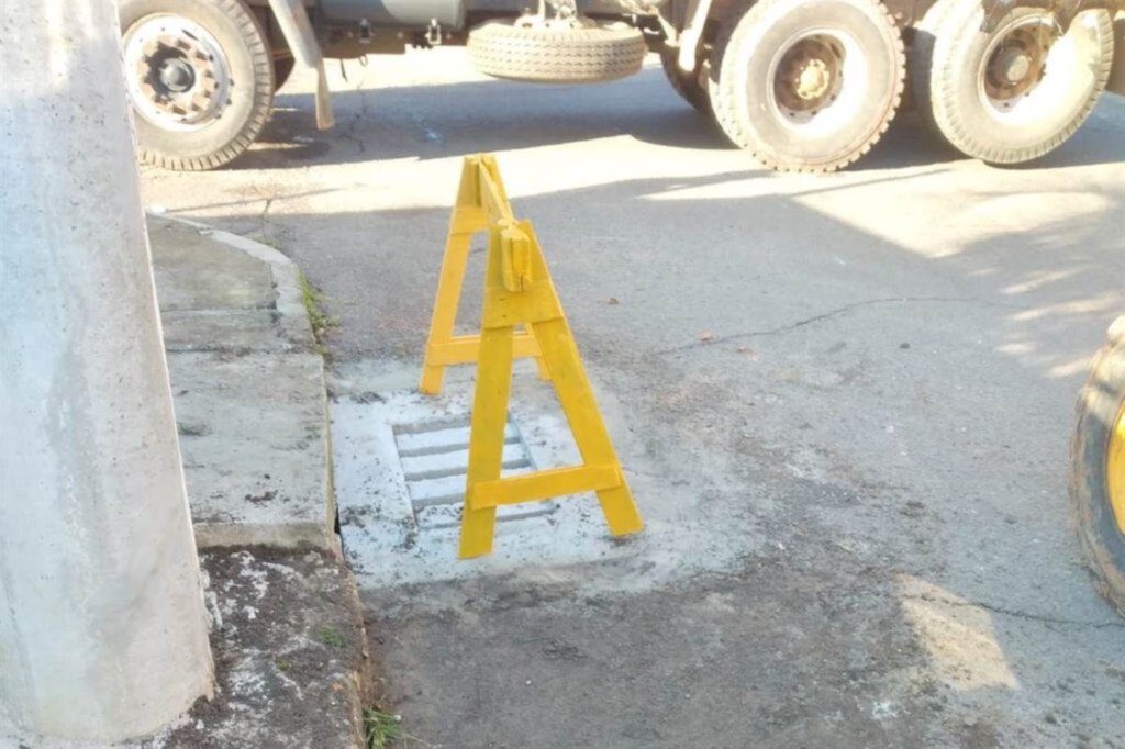 Após furtos, tampas de bueiros são repostas em nove ruas de Santa Maria