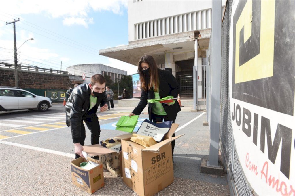 Santa Maria Sem Fome arrecada alimentos durante blitz na Rua do Acampamento