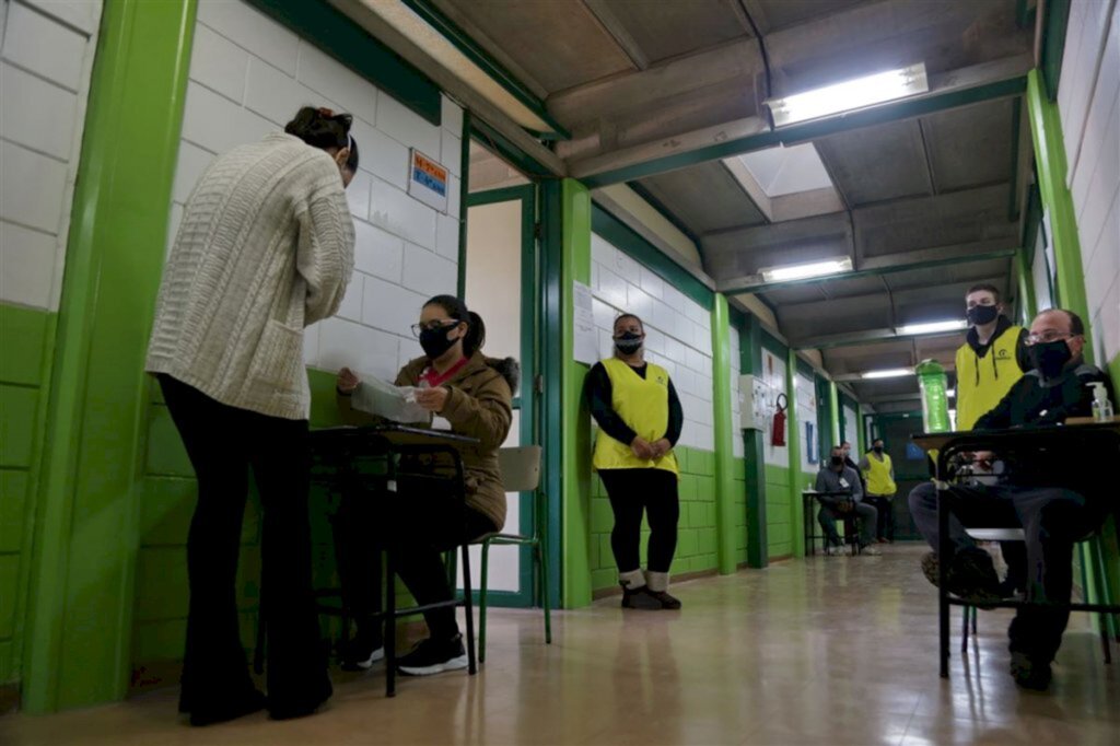 VÍDEO: cerca de 70% dos inscritos comparecem à prova de concurso da prefeitura