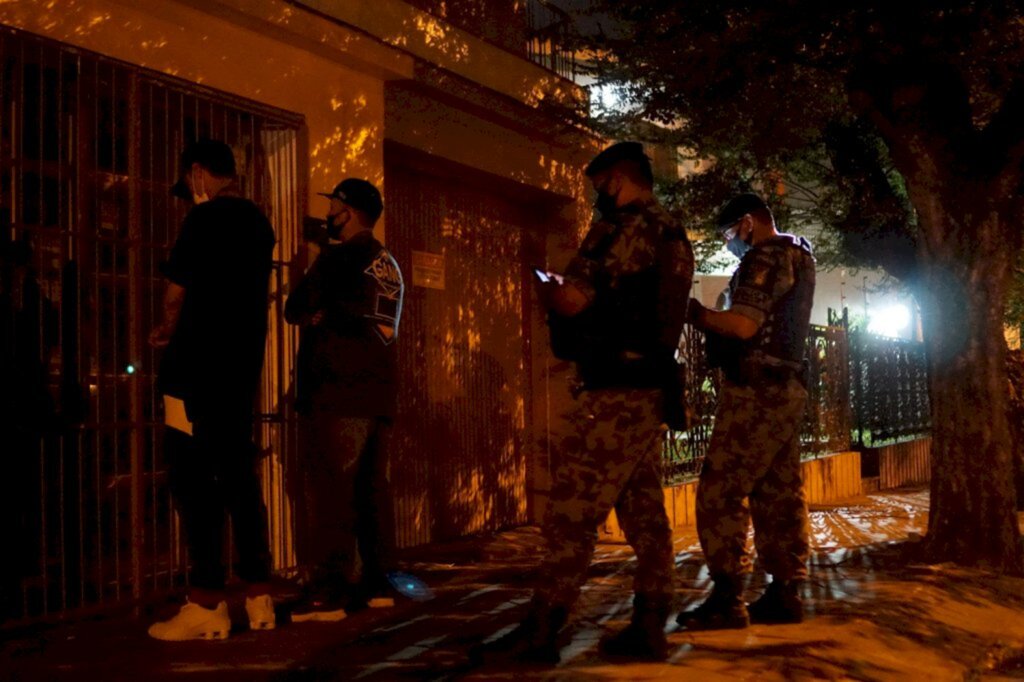 VÍDEO: fiscalização dispersa aglomerações, mas grupos retornam ao mesmo local