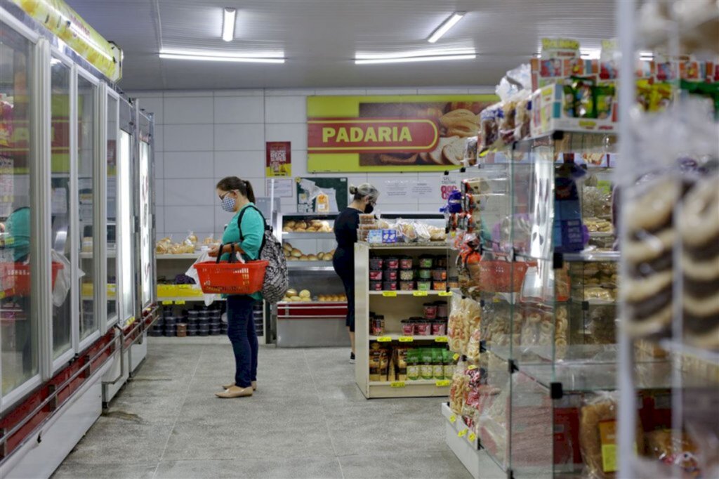 Mercados abrem no turno da manhã no feriado desta quinta-feira