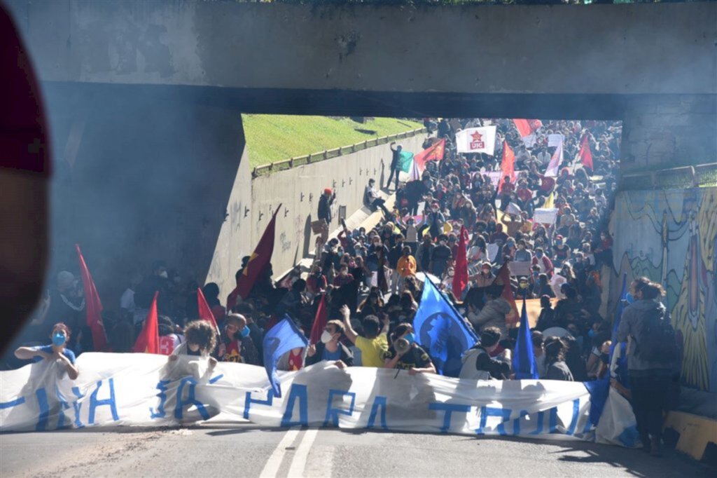 Manifestantes fazem ato contra governo federal e a favor da vacina em Santa Maria