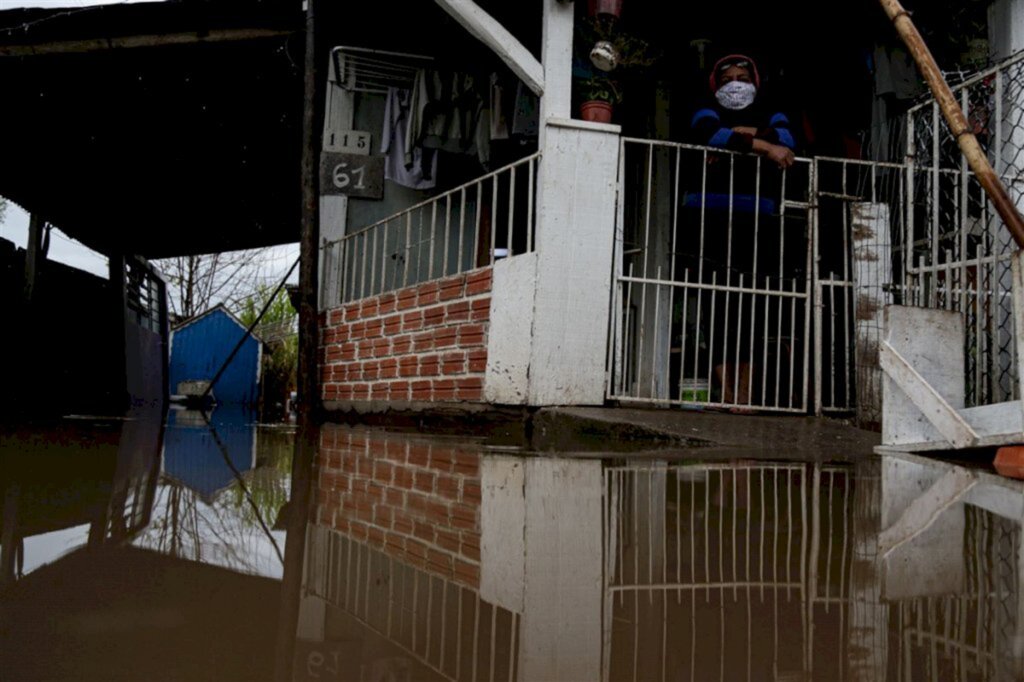VÍDEO: chuva causa alagamento em pelo menos cinco pontos em Santa Maria