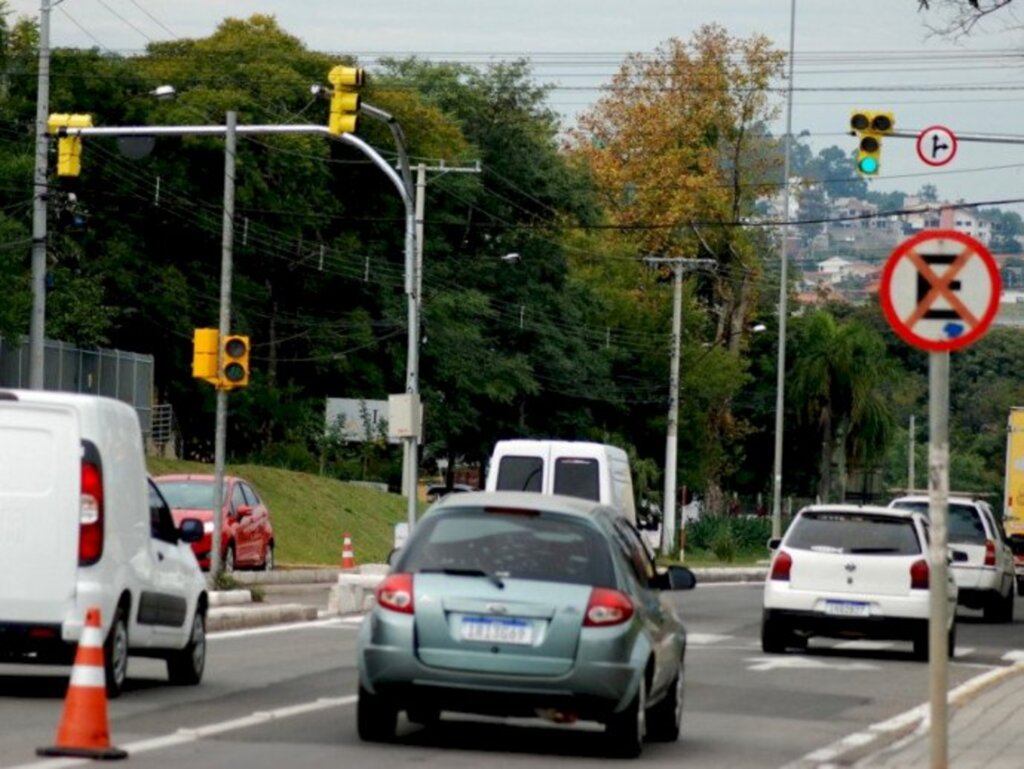 Semáforo na Hélvio Basso começa a funcionar