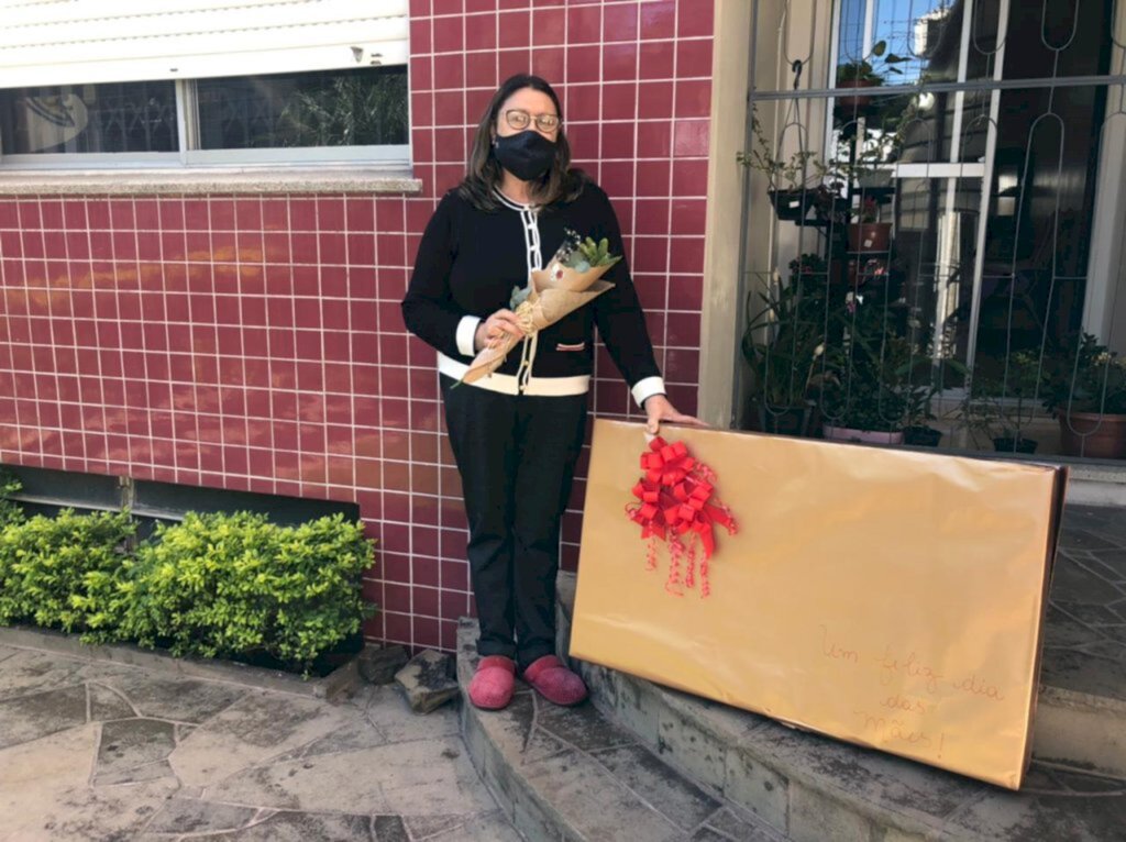 título imagem Ganhadora da promoção de Dia das Mães do Diário, filha presenteia a mãe com TV