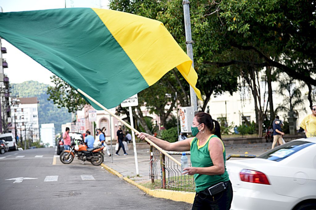 FOTOS: carreata pede liberdade e direito ao trabalho