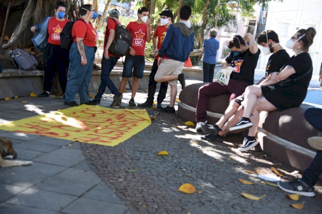 título imagem FOTOS: Ato unificado pede vacina para todos e melhores condições de trabalho em Santa Maria