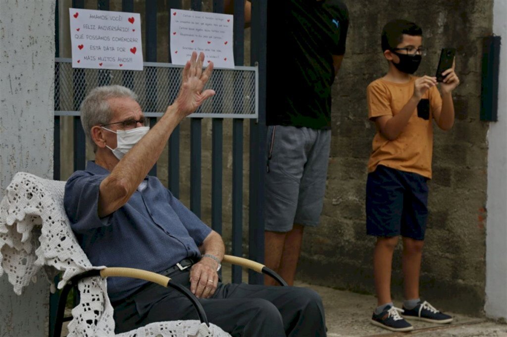Idoso completa 90 anos com aniversário surpresa em drive-thru