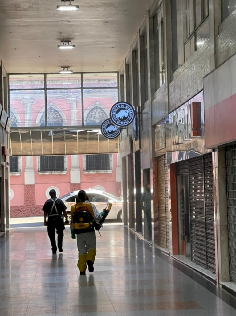 FOTOS: ação de sanitização higieniza pontos do Centro e de bairros
