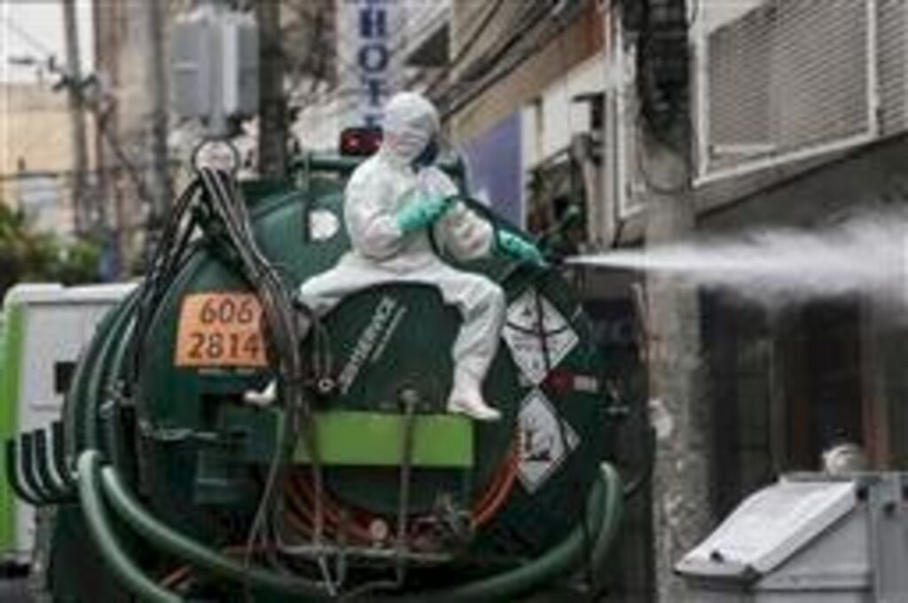 Em dia de reabertura do comércio, ruas centrais recebem sanitização