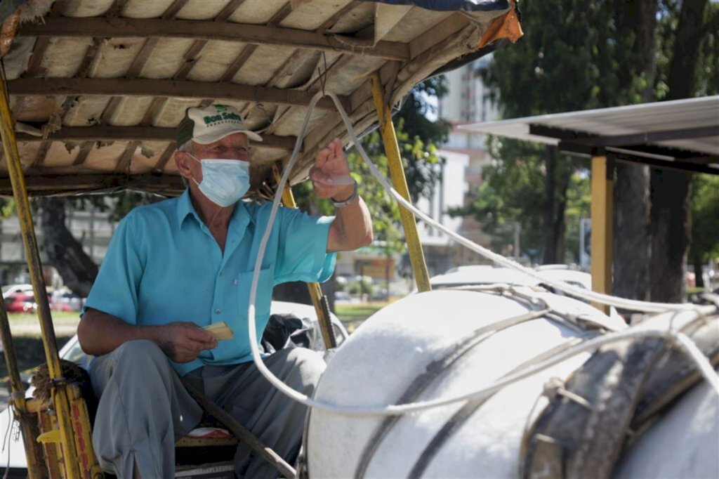 FOTOS + VÍDEO: idoso chega de charrete para se vacinar no drive-thru do Parque da Medianeira