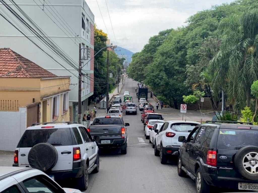 VÍDEO: protesto no Centro pede abertura do comércio mesmo em bandeira preta em Santa Maria
