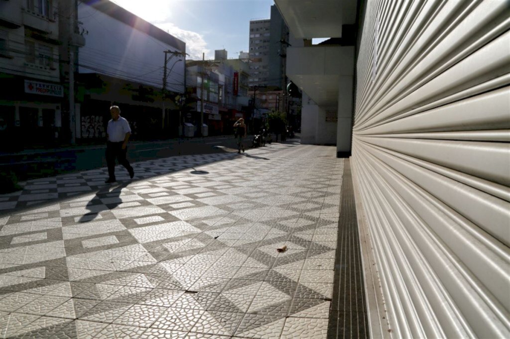 Com bandeira e novos decretos, entenda o que pode e não pode funcionar