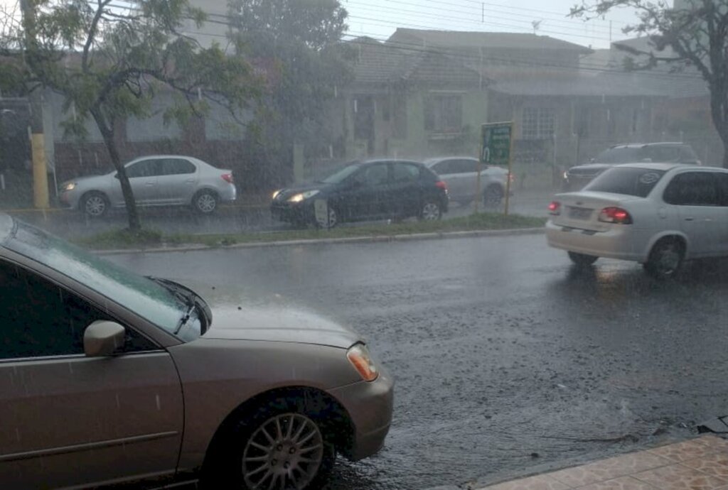 Foto: arquivo pessoal - Chuva por volta das 15h30min, na Avenida Presidente Vargas