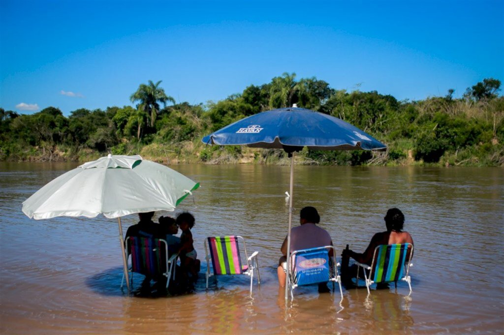 VÍDEO: mesmo com água imprópria para banho, domingo foi de movimento no Passo do Verde