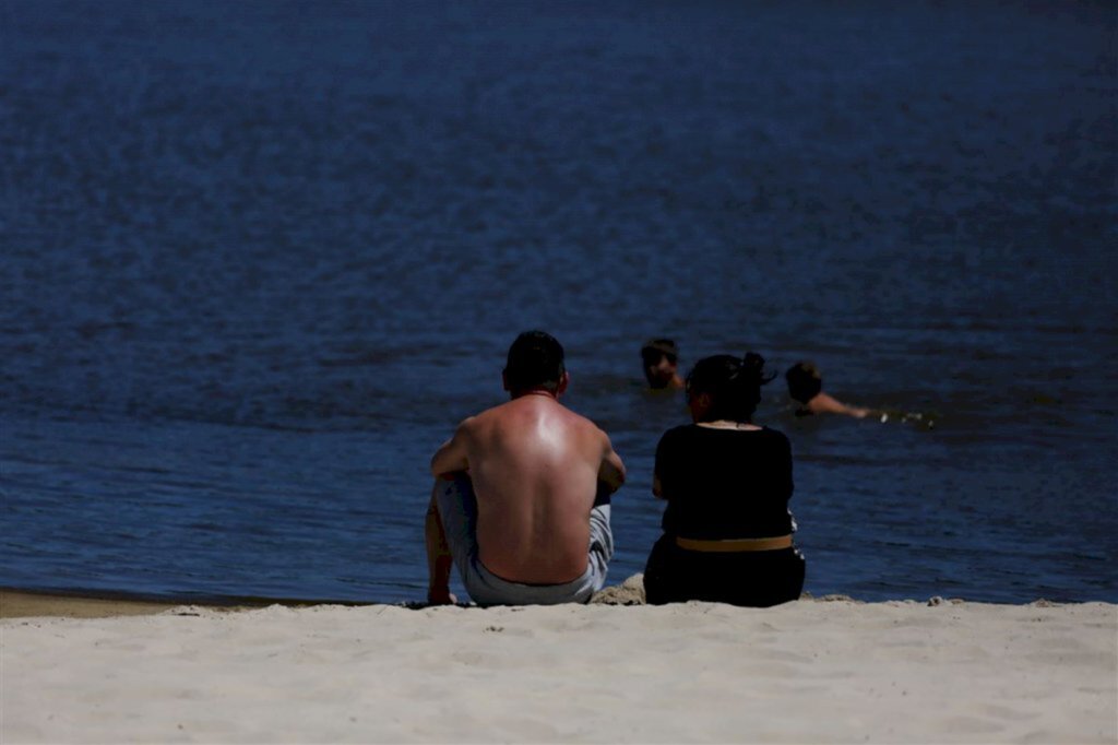 Praia das Areias Brancas volta a ser fechada devido a descumprimentos de medidas sanitárias