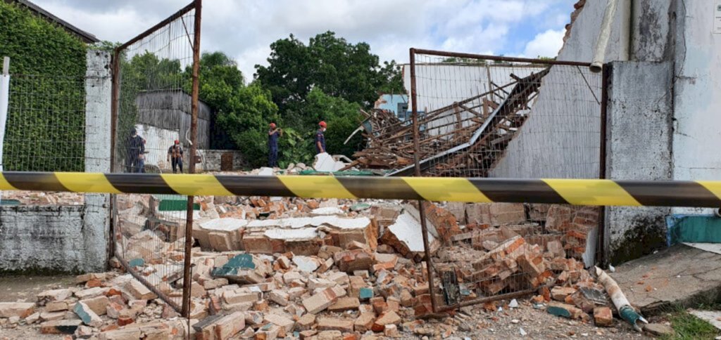VÍDEO: parte de pavilhão desaba na manhã desta sexta-feira na Avenida Medianeira