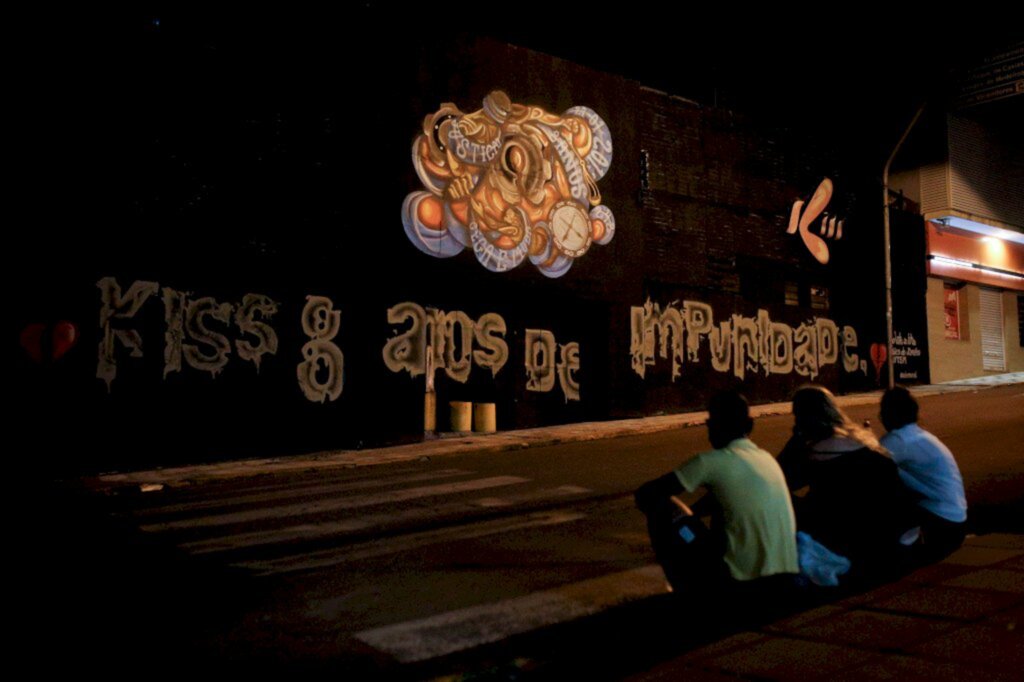 Sirenes tocam em memória às vítimas da boate Kiss