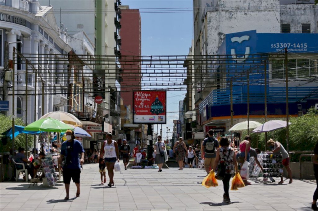 Feriadão de Ano Novo muda horários de comércio, bancos, saúde e coleta de lixo