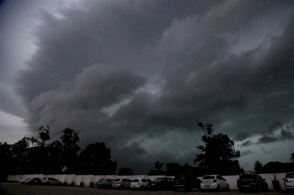 Pelo menos 5 mil casas ficam sem luz após temporal em Santa Maria