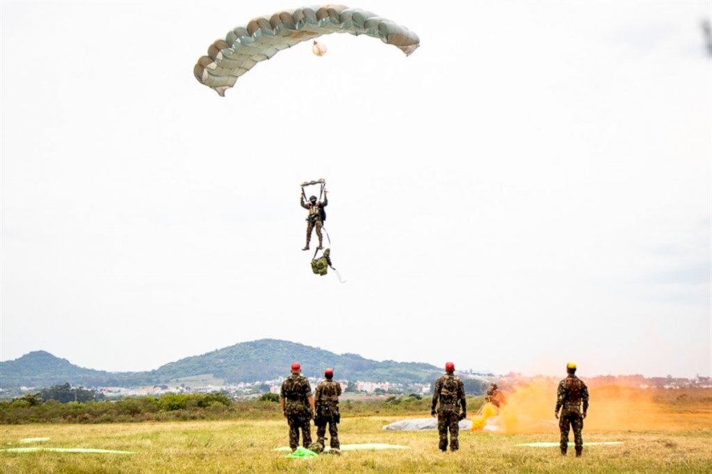 Militares das operações especiais saltam de paraquedas em Santa Maria